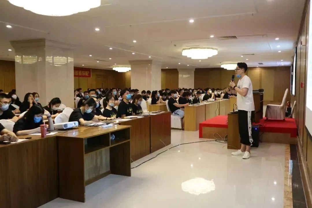 【企业快报】学冠教育好老师杨洋-一片诚心，一往无前